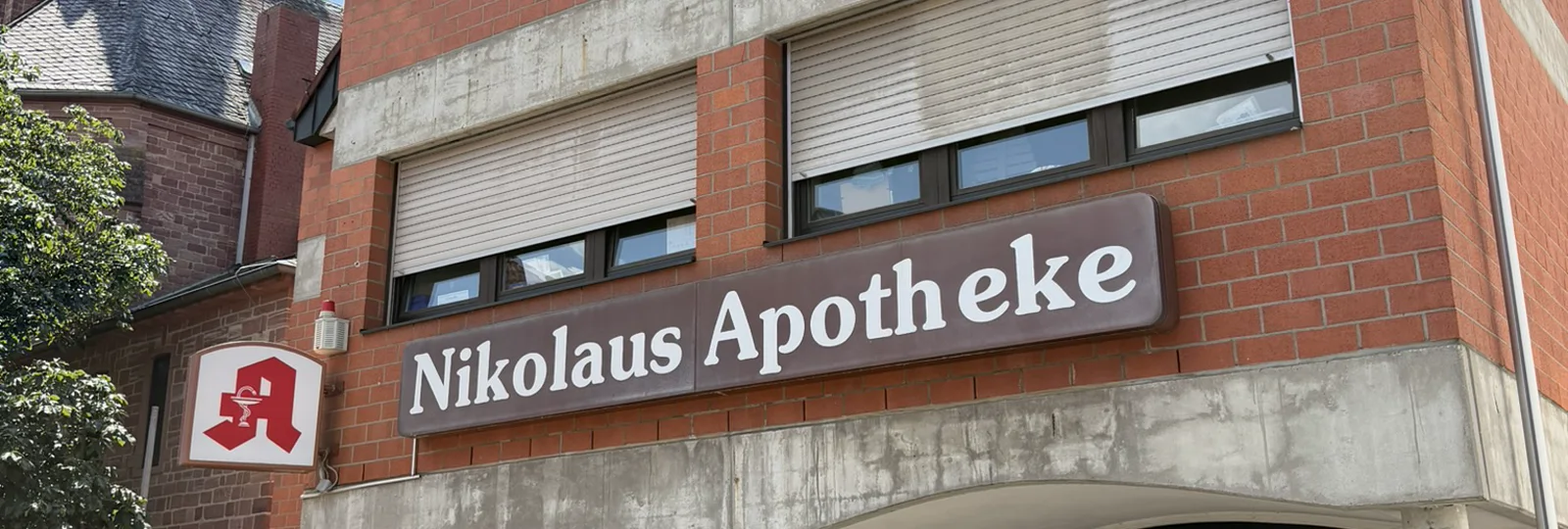 Außenansicht der Nikolaus-Apotheke in Rodgau-Jügesheim